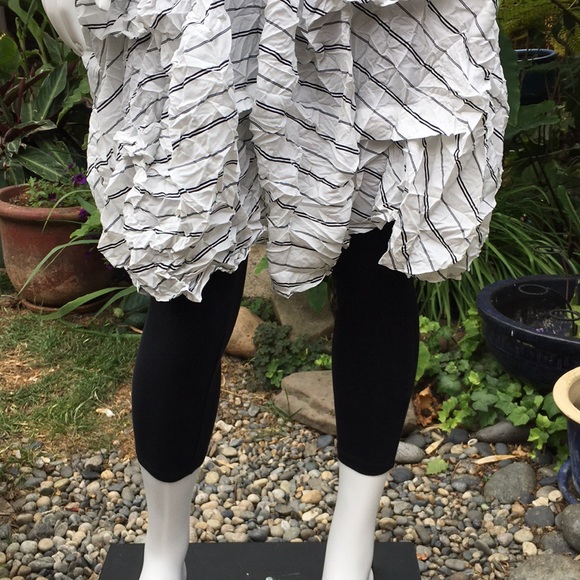 COMFY Sleeveless Crinkle Dress in Black & White - Picture 8 of 8